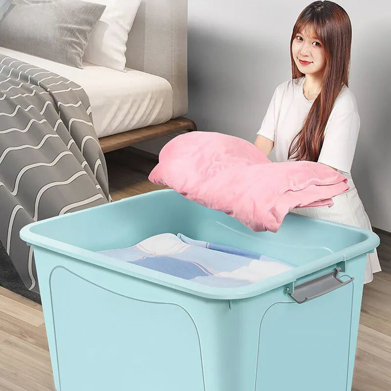 Boîte de rangement plastique remplie de jouets pour organisation intérieure