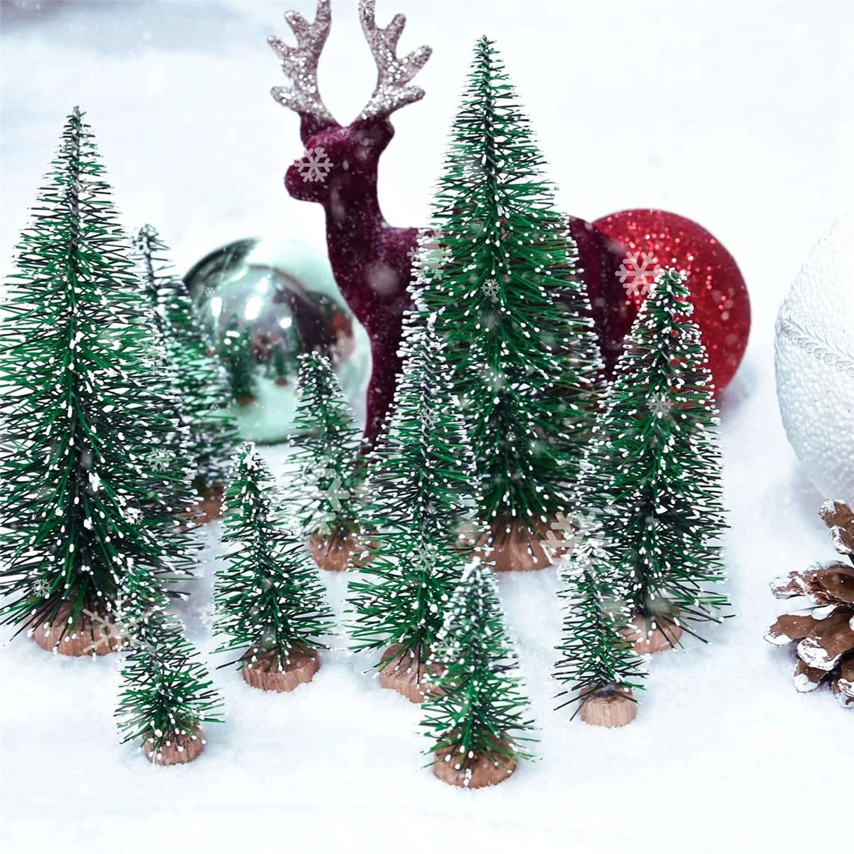 Mini sapins de Noël utilisés dans un projet d'artisanat créatif