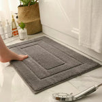 tapis bain doux gris classique bordure ornée antidérapant absorbant machine washable salle bain