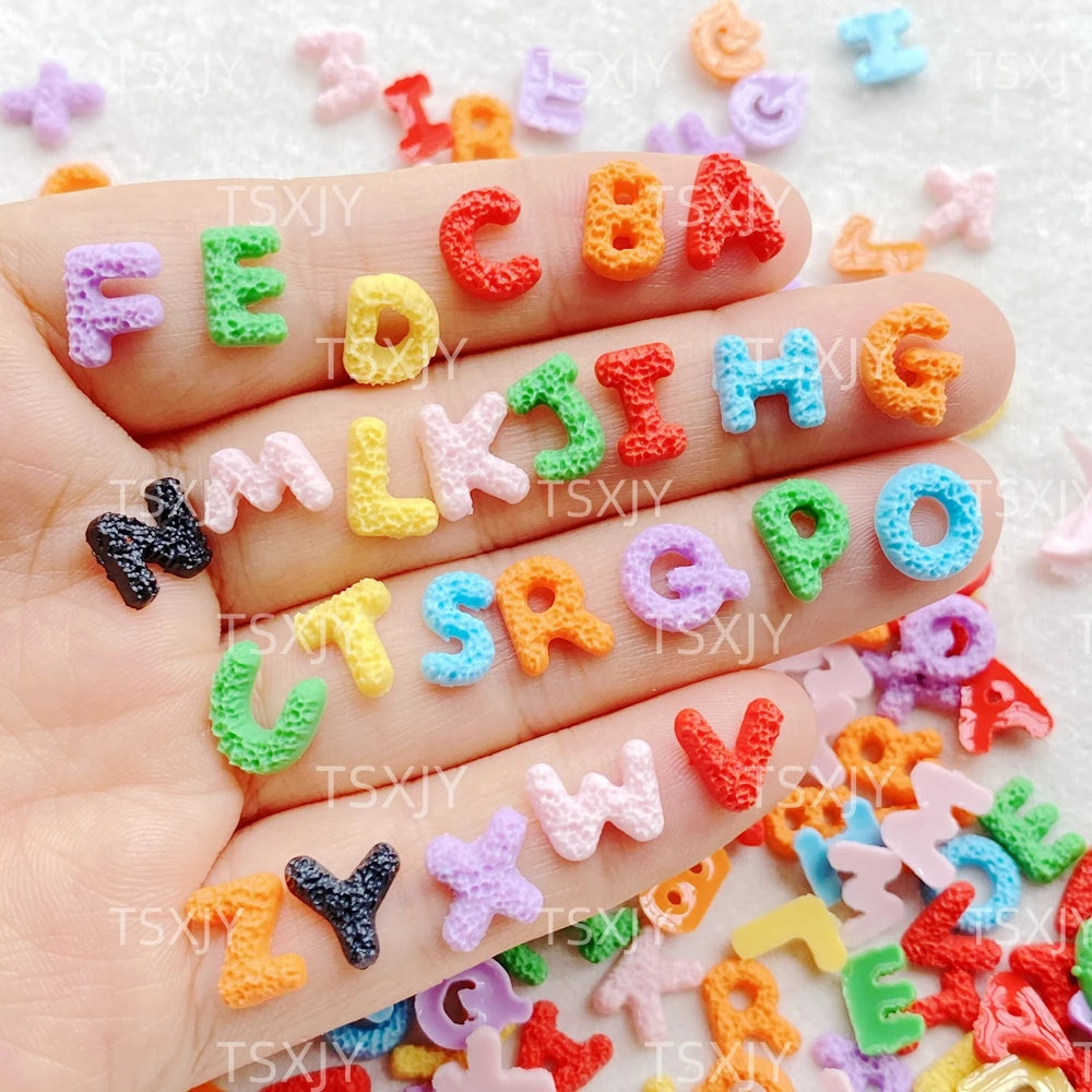 lettres alphabet miniatures texturées opalescentes multicolores nail art décoration scrapbook artisanat bricolage figurines