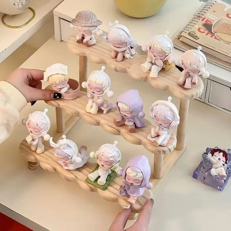 présentoir bois trois niveaux figurines kawaii décoratives pastel enfantins étagères naturelles textures lisses