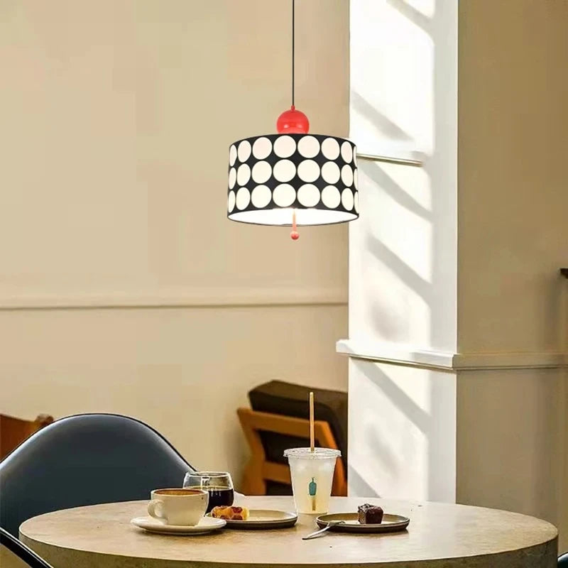 lampe suspendue moderne noire blanche rouge points blancs opacité chambre salonhôtel