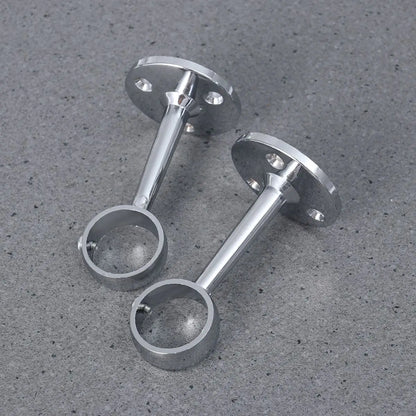 Vue de deux supports muraux chromés placés à l’horizontale sur fond gris, avec vis de fixation visibles.