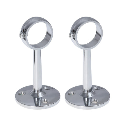 Deux supports muraux chromés brillants pour tringle à rideaux extensible, posés sur un fond gris.