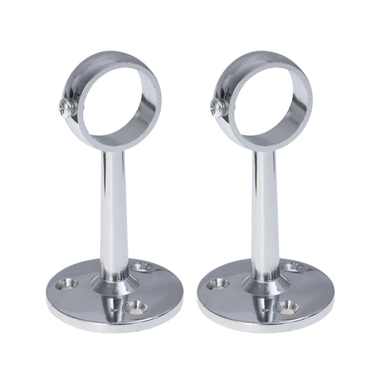 Deux supports muraux chromés brillants pour tringle à rideaux extensible, posés sur un fond gris.