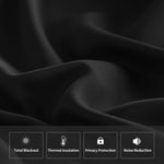 Zoom sur le tissu noir du rideau avec icônes illustrant l'occultation totale, isolation thermique, protection de la vie privée et réduction du bruit.