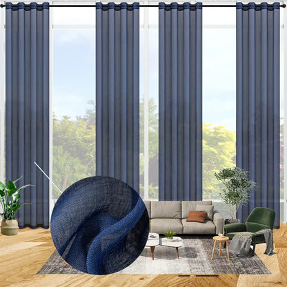 Zoom sur la texture du voilage bleu marine dans une pièce lumineuse, offrant un aperçu de sa légèreté et de sa finition soignée.