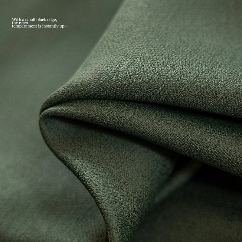 Gros plan sur la texture douce et épaisse du rideau thermique vert foncé à effet occultant