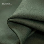 Gros plan sur la texture douce et épaisse du rideau thermique vert foncé à effet occultant