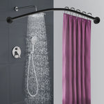 Tringle de douche noire installée dans un angle de salle de bain avec rideau prune sous une douche en marche