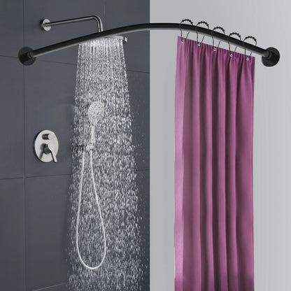 Tringle de douche noire installée dans un angle de salle de bain avec rideau prune sous une douche en marche