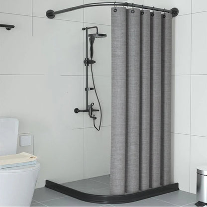 Tringle de douche noire fixée au mur d’une salle de bain design avec rideau gris et robinetterie noire
