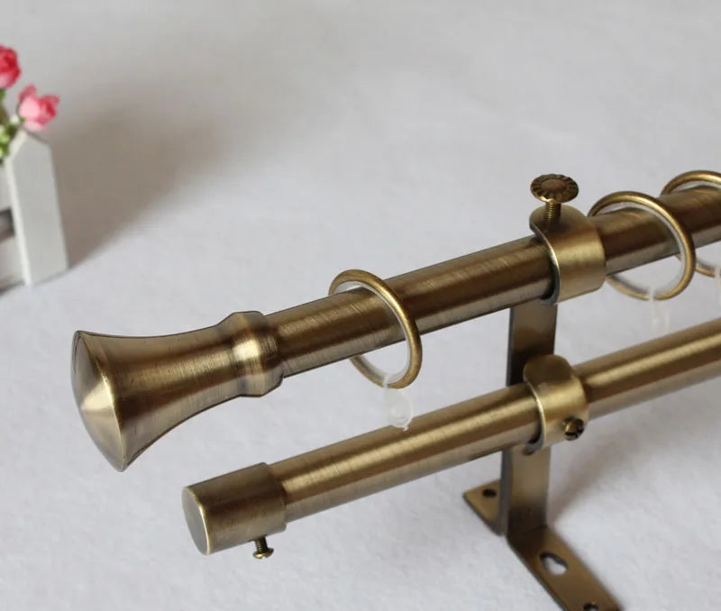Tringle double à rideaux style vintage avec anneaux et embouts évasés, fixation murale incluse