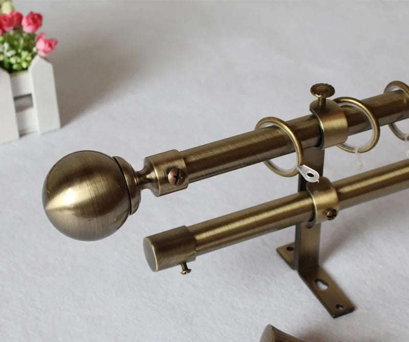 Tringle à rideaux vintage en laiton brossé avec double support et embout sphérique