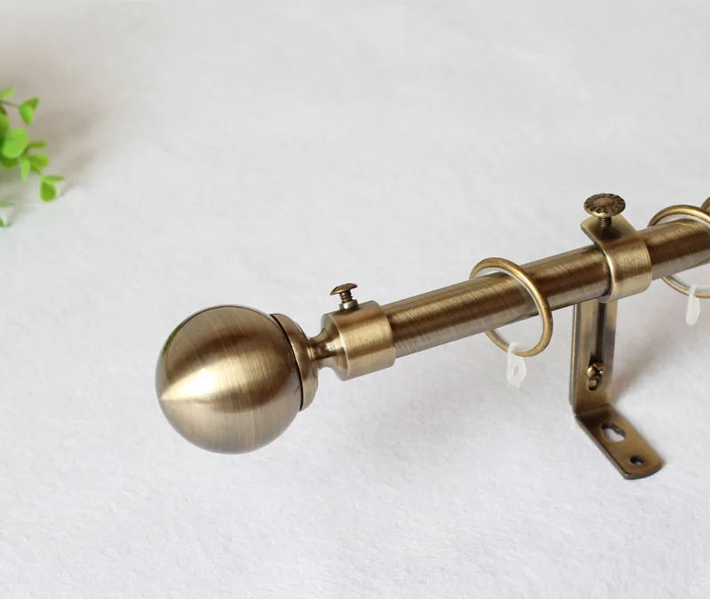 Tringle simple en aluminium effet laiton avec embout boule et anneaux de fixation