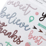 sticker epoxy violet bleu clair rose vert lettres stylisées fraises points decoration écriture fluide