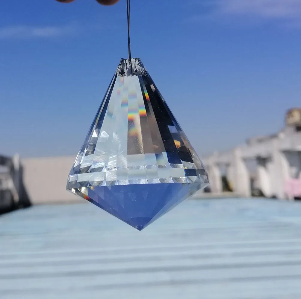 pendentif diamant transparent bleu clair facettes géométriques moderne élégant reflets colorés 42mm 52mm chainette