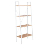 Étagère en échelle dans une chambre à coucher avec rangement organisé