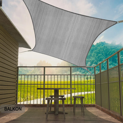 Voile d'ombrage rectangulaire grise 2x3 m installée sur terrasse