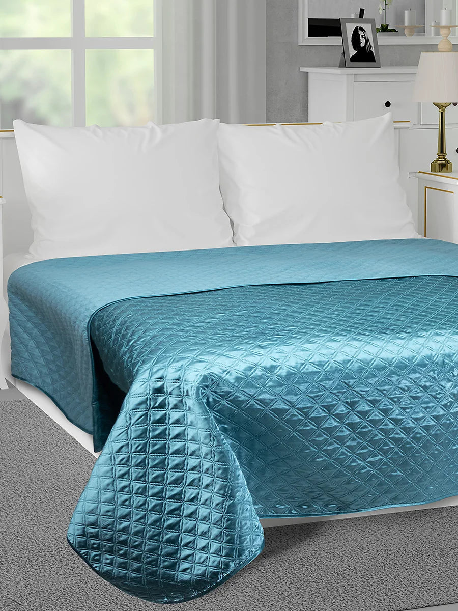 Côté velours mat du couvre-lit dans une chambre
