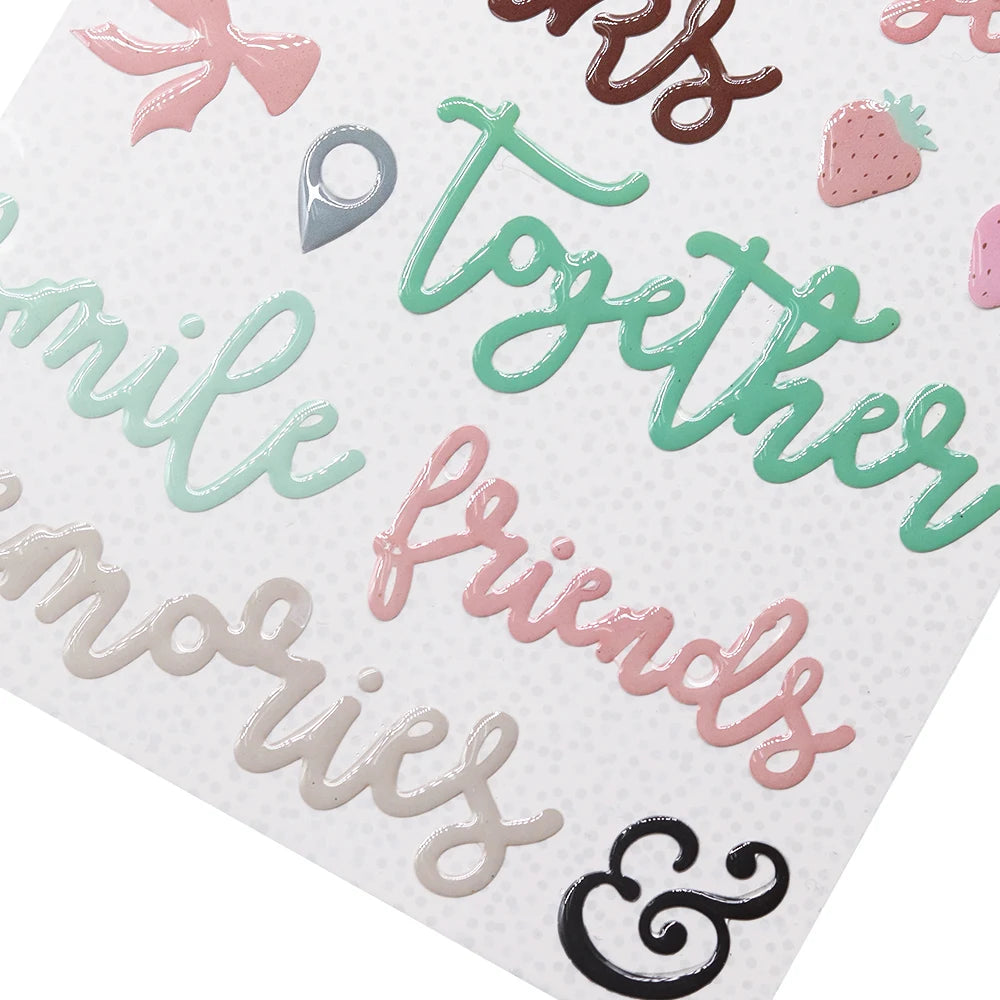 sticker epoxy violet bleu clair rose vert lettres stylisées fraises points decoration écriture fluide