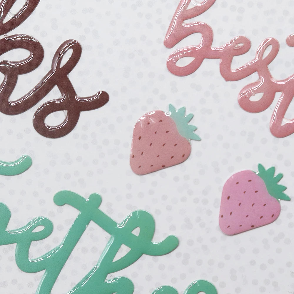 sticker epoxy violet bleu clair rose vert lettres stylisées fraises points decoration écriture fluide