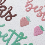 sticker epoxy violet bleu clair rose vert lettres stylisées fraises points decoration écriture fluide