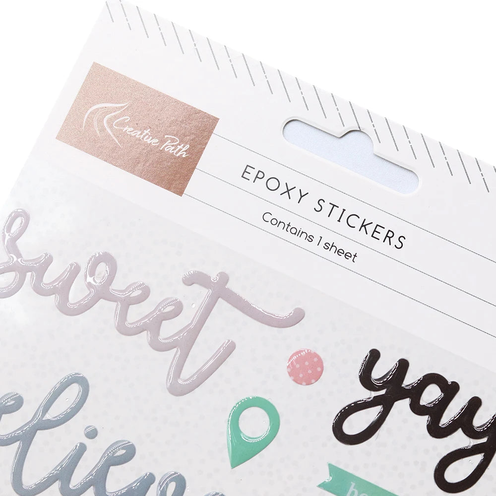 sticker epoxy violet bleu clair rose vert lettres stylisées fraises points decoration écriture fluide