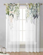 Rideau voilage blanc décoré de feuillages suspendu à une tringle dorée devant une fenêtre avec mur blanc et sol en bois clair.