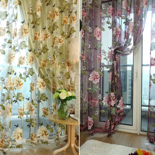 Deux voilages transparents à motifs floraux : version jaune et version violette dans un salon lumineux.