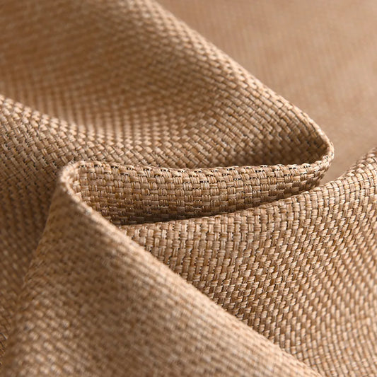 Gros plan sur le tissu texturé de couleur café clair, montrant l'épaisseur et la qualité du matériau utilisé pour bloquer le froid.