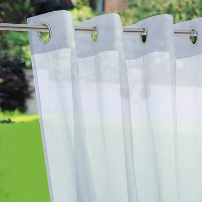 Gros plan sur le tissu blanc imperméable d’un rideau d’extérieur avec œillets en métal inoxydable.