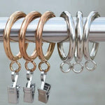 Anneaux de rideaux doubles couleur or et argent avec pinces, idéals pour la décoration intérieure, accrochés à une tringle. Solution pratique pour suspendre les rideaux avec élégance et facilité.