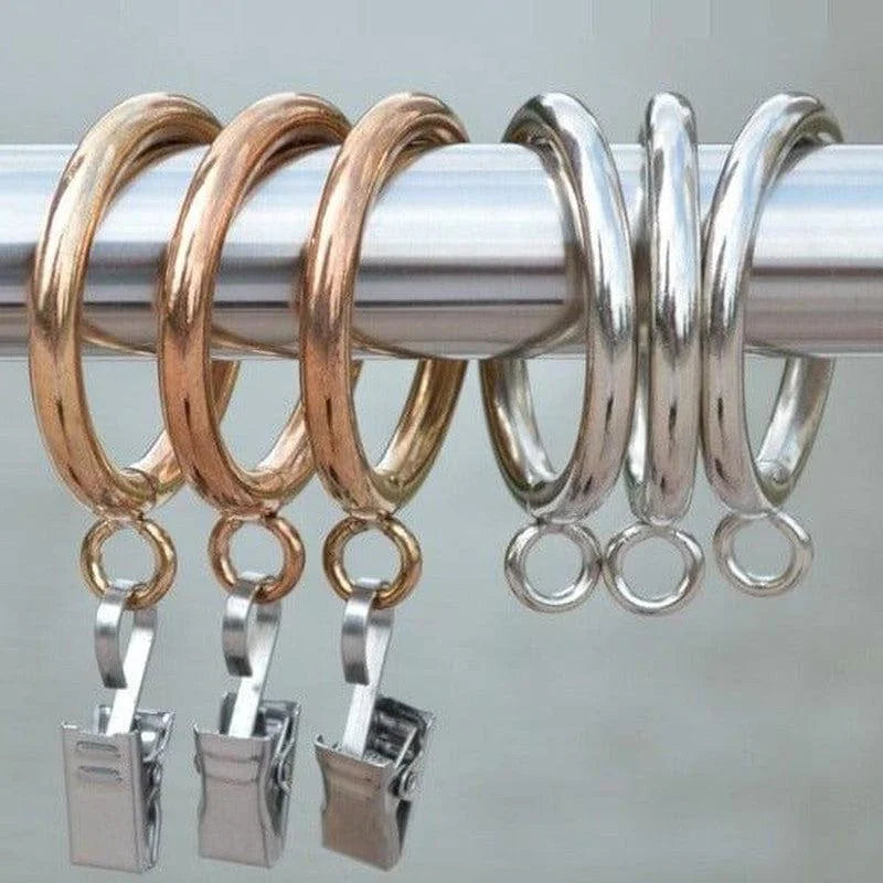 Anneaux de rideaux doubles couleur or et argent avec pinces, idéals pour la décoration intérieure, accrochés à une tringle. Solution pratique pour suspendre les rideaux avec élégance et facilité.