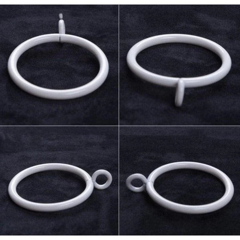 Anneau blanc polyvalent avec crochet intégré pour fixation, présenté sur fond noir. Accessoire pratique pour divers usages domestiques ou professionnels, offrant solidité et design épuré. Idéal pour organiser et maintenir différents objets en toute simplicité.