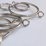 Anneaux décoratifs en métal argenté avec finitions brillantes, parfaits pour des créations artistiques ou des projets de bricolage. Idéal pour décorer des rideaux, des portes ou des murs avec une touche élégante et moderne. Accessoire polyvalent pour enrichir votre décoration intérieure.