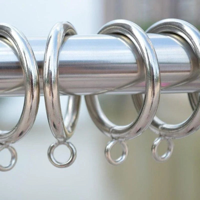 Anneaux de suspension robustes fixés sur une tringle. Solution idéale pour organiser et accrocher divers articles en intérieur ou extérieur. Accessoire pratique pour optimiser l'espace et maintenir l'ordre.
