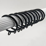 Anneaux de rideau noirs sur tringle métallique, accessoires déco pratiques pour suspendre vos rideaux avec élégance et simplicité, idéals pour moderniser votre intérieur.