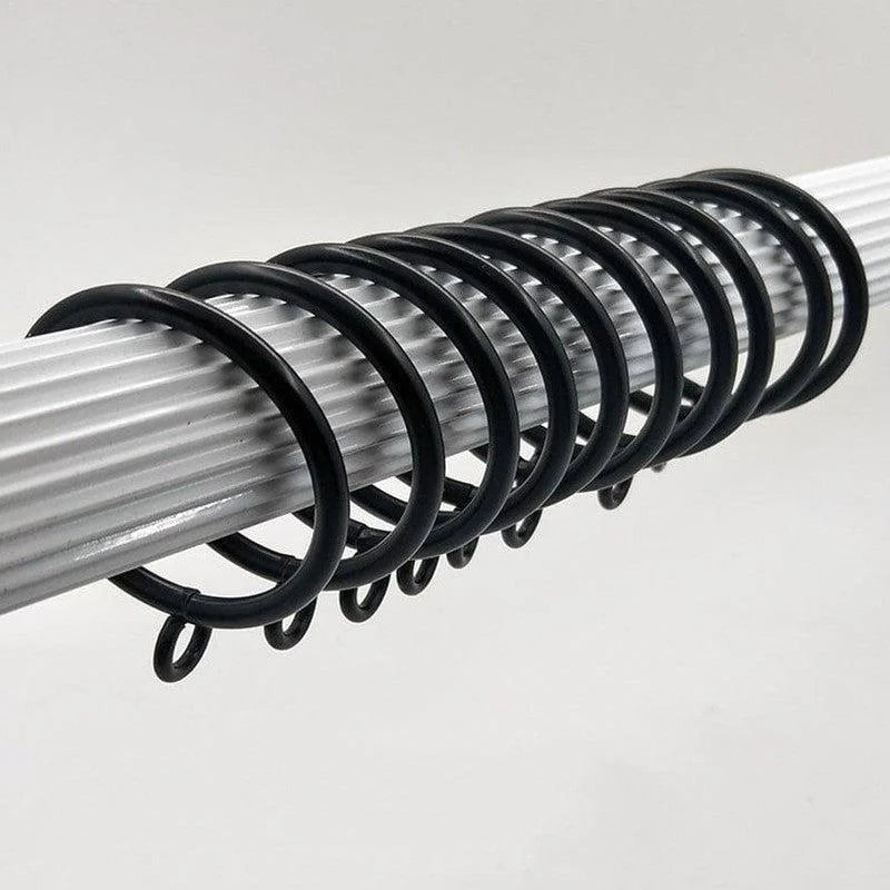 Anneaux de rideau noirs sur tringle métallique, accessoires déco pratiques pour suspendre vos rideaux avec élégance et simplicité, idéals pour moderniser votre intérieur.