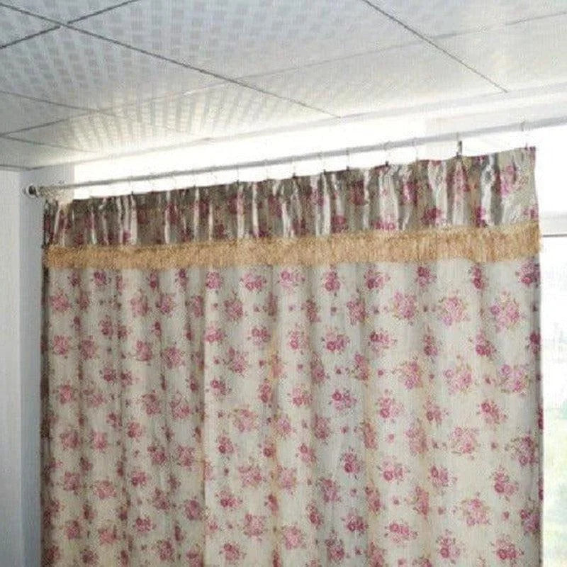 Rideau à motifs floraux roses, parfait pour ajouter une touche romantique à votre intérieur. Ce rideau élégant avec volants convient idéalement à tout type de décoration, apportant lumière et fraîcheur à votre pièce. Idéal pour une chambre ou un salon pour un style classique et raffiné.