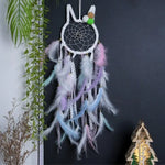 Attrape-rêves décoratif avec plumes multicolores et design suspendu en forme de chat, idéal pour embellir une chambre d'enfant ou un espace de détente. Parfait pour créer une ambiance apaisante et ajouter une touche unique à votre intérieur.