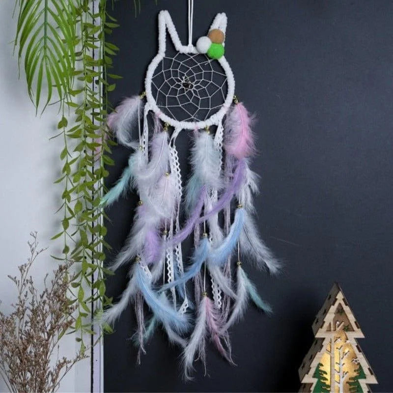 Attrape-rêves décoratif avec plumes multicolores et design suspendu en forme de chat, idéal pour embellir une chambre d'enfant ou un espace de détente. Parfait pour créer une ambiance apaisante et ajouter une touche unique à votre intérieur.