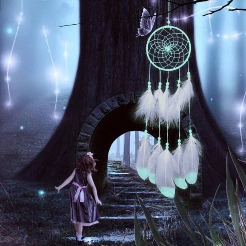 Attrape-rêves lumineux suspendu dans un cadre féerique de forêt enchantée, illuminé de détails magiques, parfait pour créer une ambiance onirique et apaisante dans une chambre d'enfant ou tout autre espace intérieur.