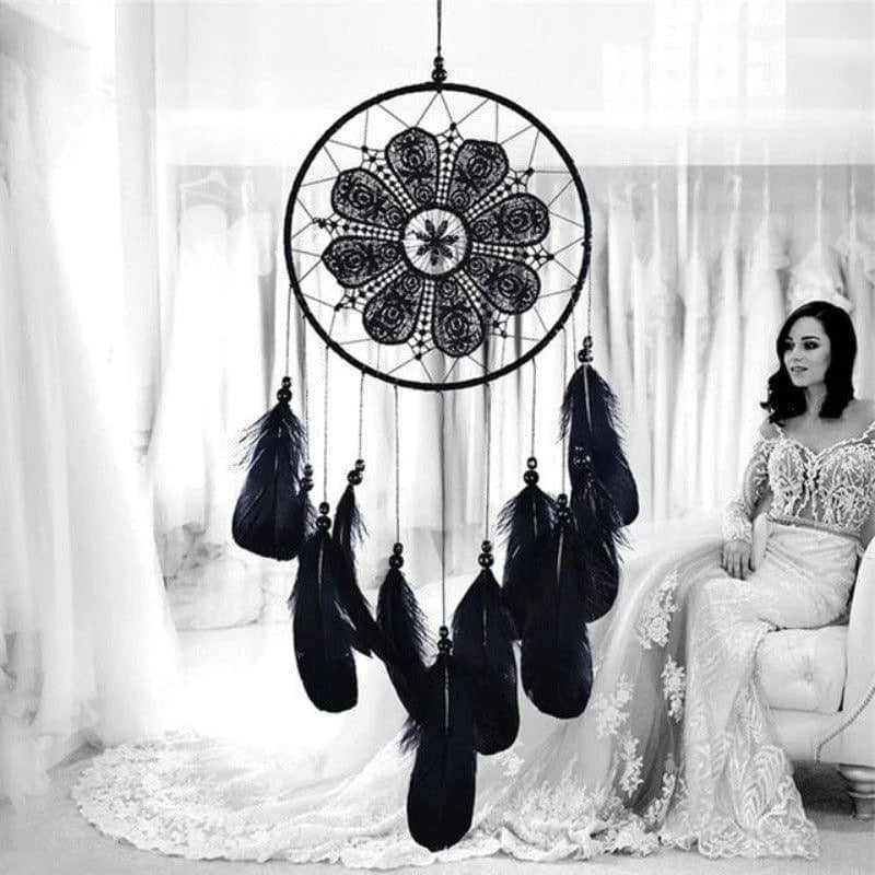 Attrape-rêves noir élégant avec plumes décoratives suspendu devant une magnifique scène de mariage. Idéal pour ajouter une touche bohème et élégante à votre décoration intérieure. Accessoire parfait pour une ambiance raffinée et romantique.