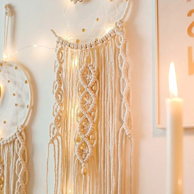 Décoration murale bohème en macramé, idéale pour ajouter une touche chaleureuse et élégante à votre intérieur. Parfait pour un salon ou une chambre, ce modèle s'intègre harmonieusement dans une ambiance cocooning. Les lumières intégrées ajoutent une atmosphère douce et apaisante, créant un espace invitant et relaxant. Transformez votre espace de vie avec ce design raffiné et artistique.