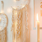 Décoration murale bohème en macramé, idéale pour ajouter une touche chaleureuse et élégante à votre intérieur. Parfait pour un salon ou une chambre, ce modèle s'intègre harmonieusement dans une ambiance cocooning. Les lumières intégrées ajoutent une atmosphère douce et apaisante, créant un espace invitant et relaxant. Transformez votre espace de vie avec ce design raffiné et artistique.