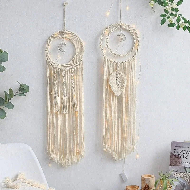 Décoration murale bohème avec capteurs de rêves tissés, ornés de motifs en forme de lune et feuille. Inspirés par le style scandinave, ces éléments ajoutent une touche lumineuse et apaisante à votre intérieur grâce à leurs guirlandes intégrées. Idéal pour chambre à coucher ou espace détente, apportant charme et sérénité à votre décoration.