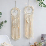 Décoration murale bohème avec capteurs de rêves tissés, ornés de motifs en forme de lune et feuille. Inspirés par le style scandinave, ces éléments ajoutent une touche lumineuse et apaisante à votre intérieur grâce à leurs guirlandes intégrées. Idéal pour chambre à coucher ou espace détente, apportant charme et sérénité à votre décoration.
