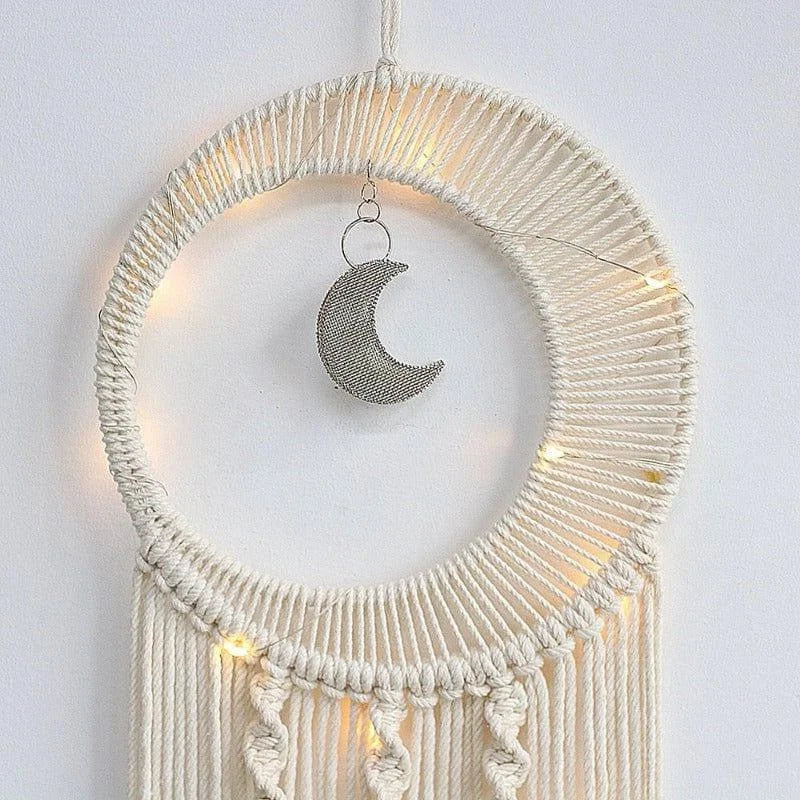 Décoration murale artisanale en forme de cercle, ornée d'un pendentif lune et de lumières LED intégrées. Idéale pour ajouter une touche apaisante et cosy à votre intérieur. Parfait pour les chambres, salons ou espaces de méditation. Élégance et style assurés pour votre décoration intérieure.