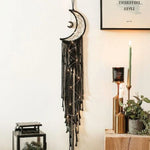 Attrape-rêves suspendu en forme de croissant de lune décoratif avec guirlande lumineuse intégrée. Parfait pour embellir un intérieur moderne et créer une ambiance apaisante. Idéal pour la chambre ou le salon, cet accessoire mural apporte une touche bohème et élégante à votre décoration.